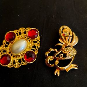 Set of 2 gold broaches